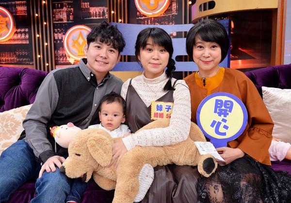 《一袋女王》日前邀請王月、女兒妹子、女婿Jonathan及孫子侖侖一家人。 圖:衛視中文台提供 《一袋女王》日前邀請王月、女兒妹子、女婿Jonathan及孫子侖侖一家人。 圖:衛視中文台提供
