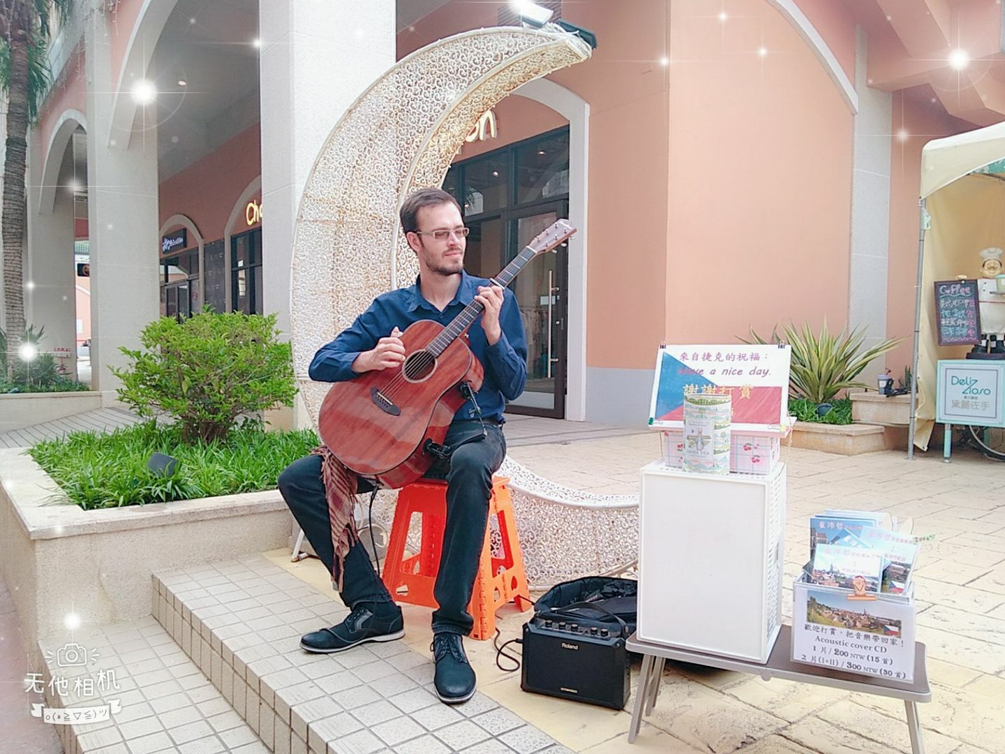 捷克吉他手輕盈古典的音樂讓人置身歐洲街道。 麗寶Outlet Mall/提供 捷克吉他手輕盈古典的音樂讓人置身歐洲街道。 麗寶Outlet Mall/提供