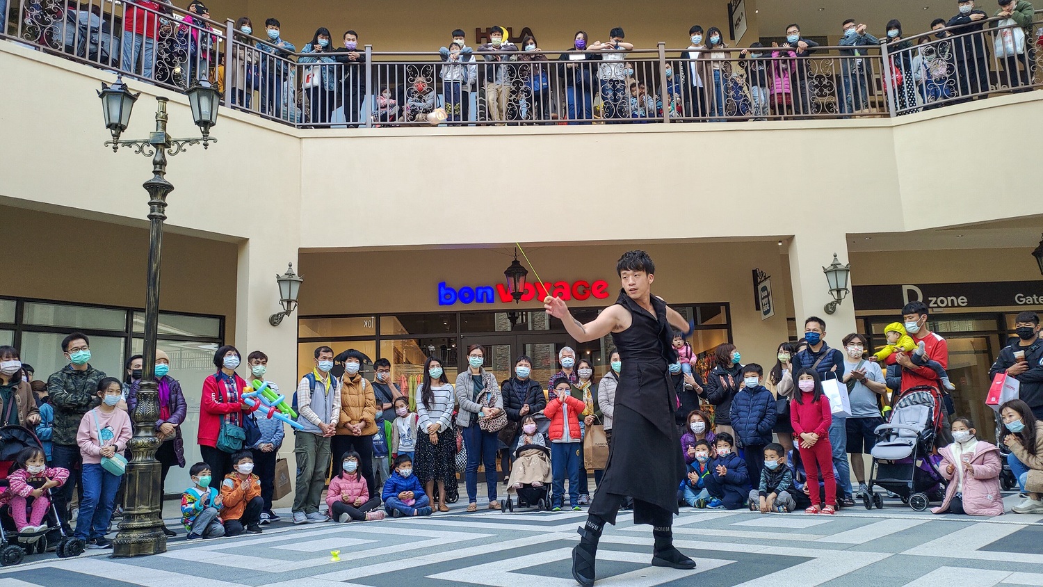 麗寶Outlet Mall的街頭藝人表演,讓觀眾看得目不轉睛。 麗寶Outlet Mall/提供 麗寶Outlet Mall的街頭藝人表演,讓觀眾看得目不轉睛。 麗寶Outlet Mall/提供