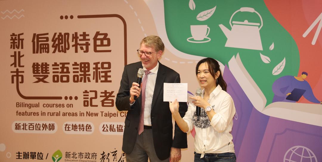 學術交流基金會那原道執行長 (左)以流利中文暢談與新北巿偏鄉雙語實驗課程計畫。 圖:新北市教育局提供 學術交流基金會那原道執行長 (左)以流利中文暢談與新北巿偏鄉雙語實驗課程計畫。 圖:新北市教育局提供