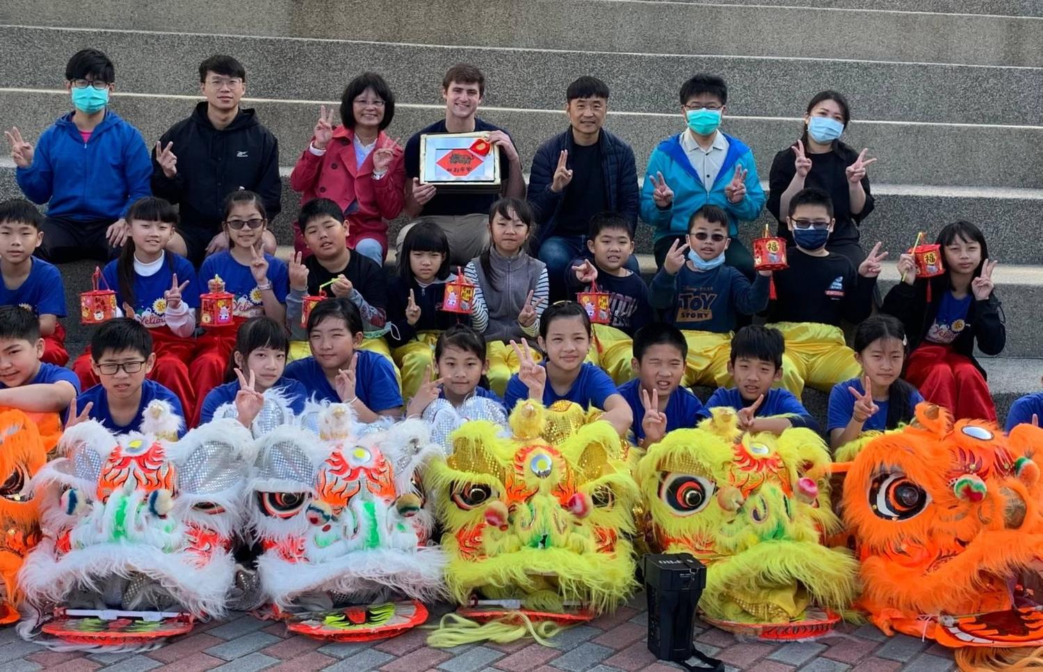 野柳國小位於國際級的觀光景點「野柳地質公園」旁,因此以在地生態環境特色為主題,與外師共同設計「英語地質小小解說員」的特色課程。 圖:新北市教育局提供 野柳國小位於國際級的觀光景點「野柳地質公園」旁,因此以在地生態環境特色為主題,與外師共同設計「英語地質小小解說員」的特色課程。 圖:新北市教育局提供