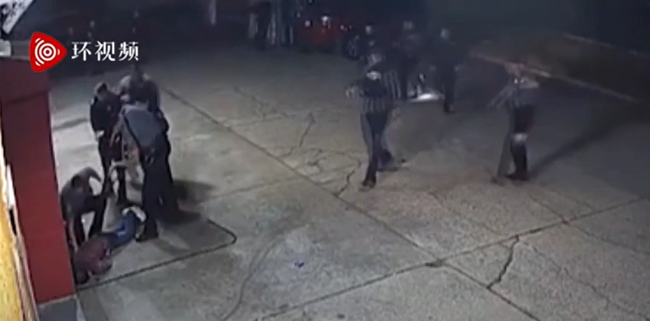 羅德奎茲在棄槍後,被警方狂轟13槍倒下。 圖:翻攝自環視頻影片截圖。 羅德奎茲在棄槍後,被警方狂轟13槍倒下。 圖:翻攝自環視頻影片截圖。