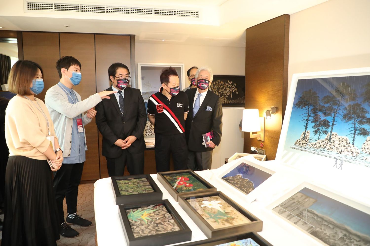 黃偉哲參觀台南藝術博覽會展出作品,由藝術家葉仁焜導覽解說。 圖:黃博郎/攝 黃偉哲參觀台南藝術博覽會展出作品,由藝術家葉仁焜導覽解說。 圖:黃博郎/攝