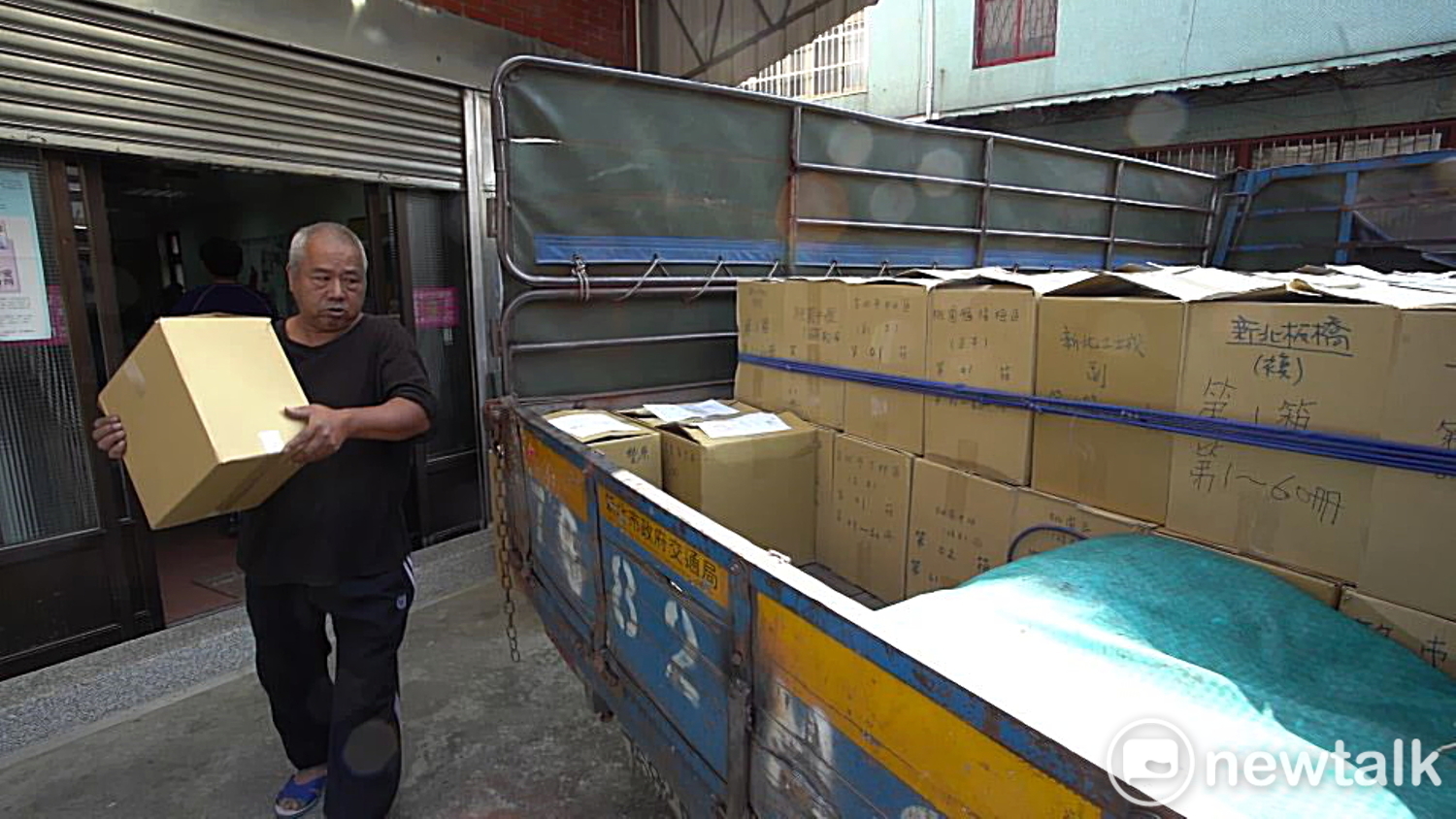 超過500箱的連署資料,分裝2台貨車送至荒野保護協會台北總會保管。 圖:林昀真/攝 超過500箱的連署資料,分裝2台貨車送至荒野保護協會台北總會保管。 圖:林昀真/攝