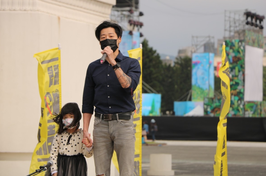 立委林昶佐表示,核能不只是政治,更是永續安全問題。今天帶女兒來,是想表示作為一個父親,我們不能不負責任把核廢丟給下一代。 圖:全國廢核行動平台北部/提供 立委林昶佐表示,核能不只是政治,更是永續安全問題。今天帶女兒來,是想表示作為一個父親,我們不能不負責任把核廢丟給下一代。 圖:全國廢核行動平台北部/提供