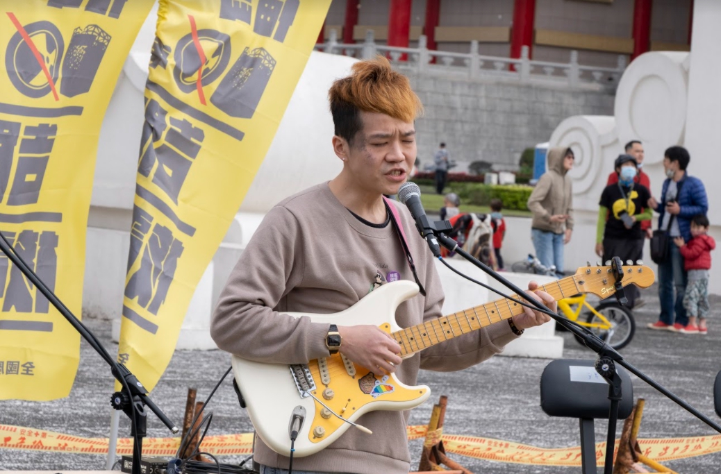 第八屆金音創作獎最佳創作歌手Easy Shen表示,大部分人聽到反核、轉型正義會很激動甚至罵人,一個社會的問題,不能歸咎單一人的行為,需要每一個人的共同面對。 圖:全國廢核行動平台北部/提供 第八屆金音創作獎最佳創作歌手Easy Shen表示,大部分人聽到反核、轉型正義會很激動甚至罵人,一個社會的問題,不能歸咎單一人的行為,需要每一個人的共同面對。 圖:全國廢核行動平台北部/提供