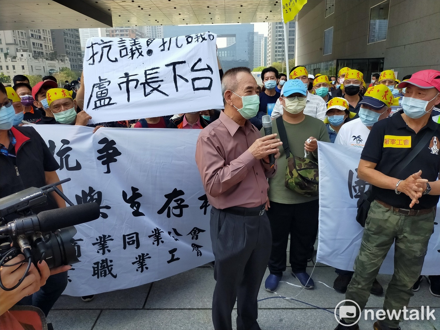 數百名肉商到市府廣場抗議,高舉「盧市長下台」布條。 唐復年/攝 數百名肉商到市府廣場抗議,高舉「盧市長下台」布條。 唐復年/攝