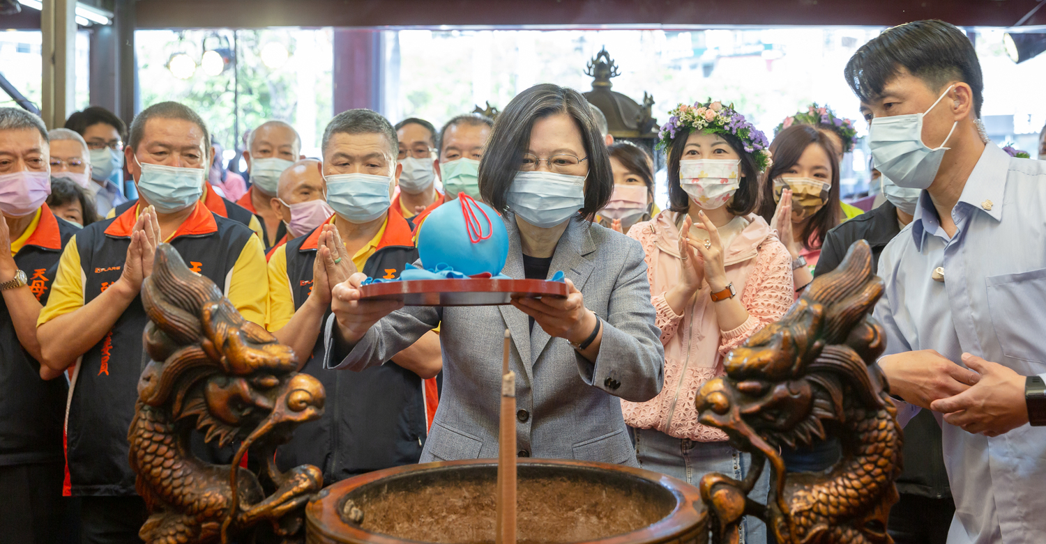 總統蔡英文參拜天母三玉宮。 圖:總統府 / 提供 總統蔡英文參拜天母三玉宮。 圖:總統府 / 提供