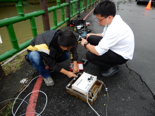 水質感測器機動搭配電信通訊、水質分析及AI等技術,長時間監測pH值、導電度、溫度及溶氧等數值。 圖:新北市環保局提供 水質感測器機動搭配電信通訊、水質分析及AI等技術,長時間監測pH值、導電度、溫度及溶氧等數值。 圖:新北市環保局提供