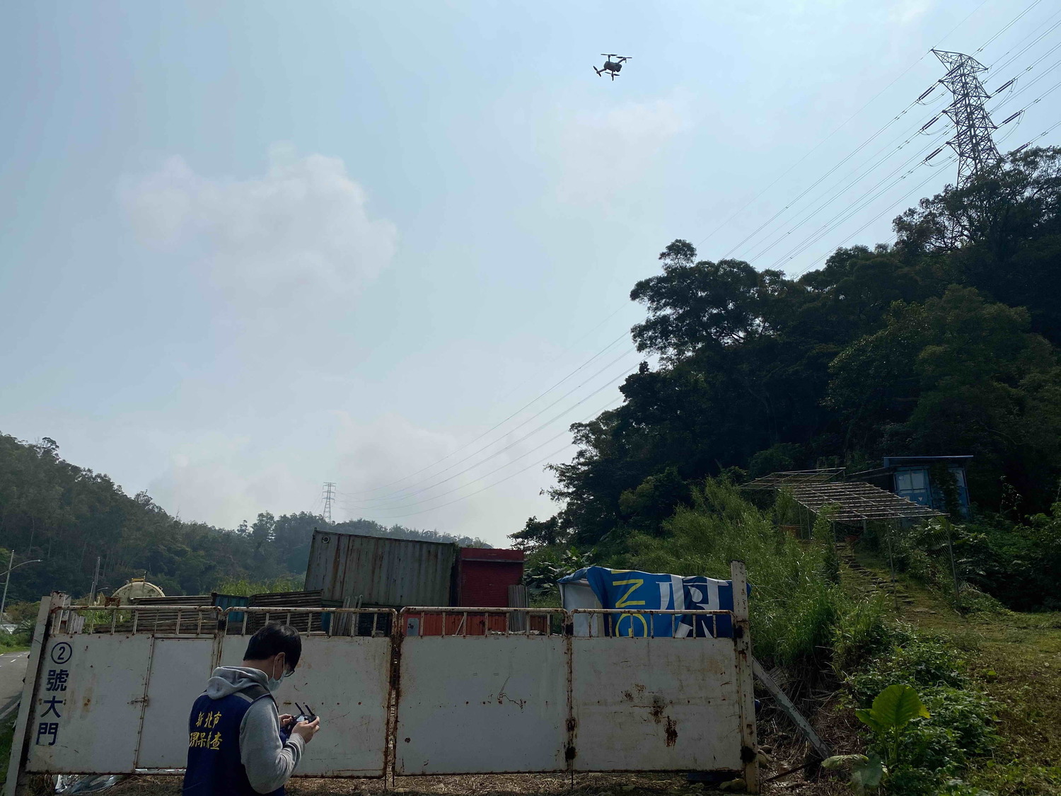 稽查員運用空拍機進行稽查。 圖:新北市環保局提供 稽查員運用空拍機進行稽查。 圖:新北市環保局提供