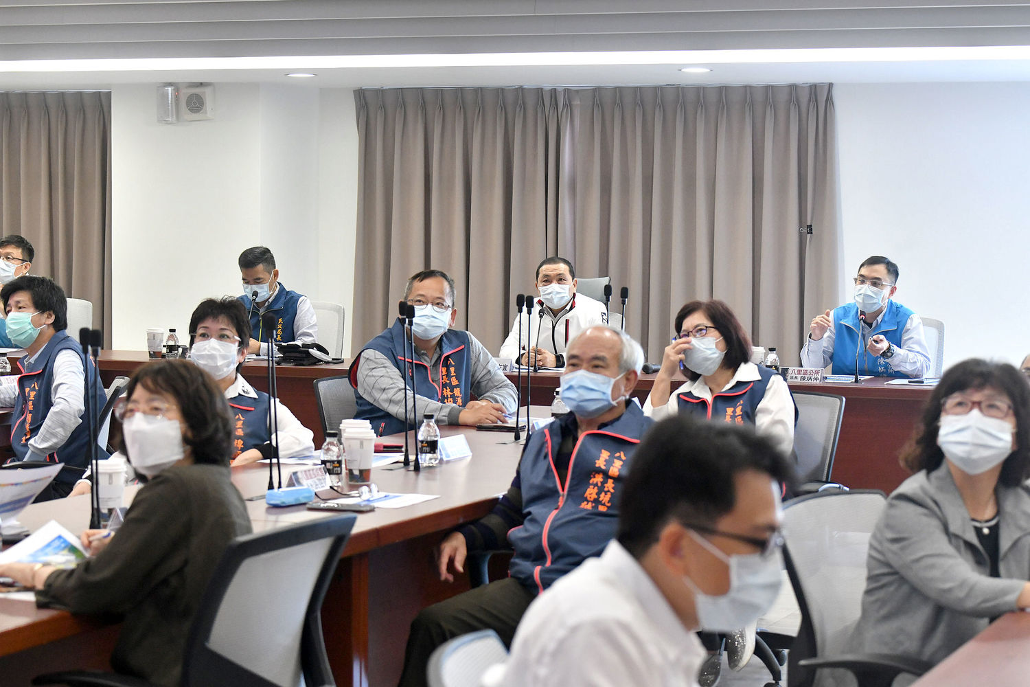 新北市府各局處代表對里長建議事項逐一回應。 圖:新北市新聞局提供 新北市府各局處代表對里長建議事項逐一回應。 圖:新北市新聞局提供