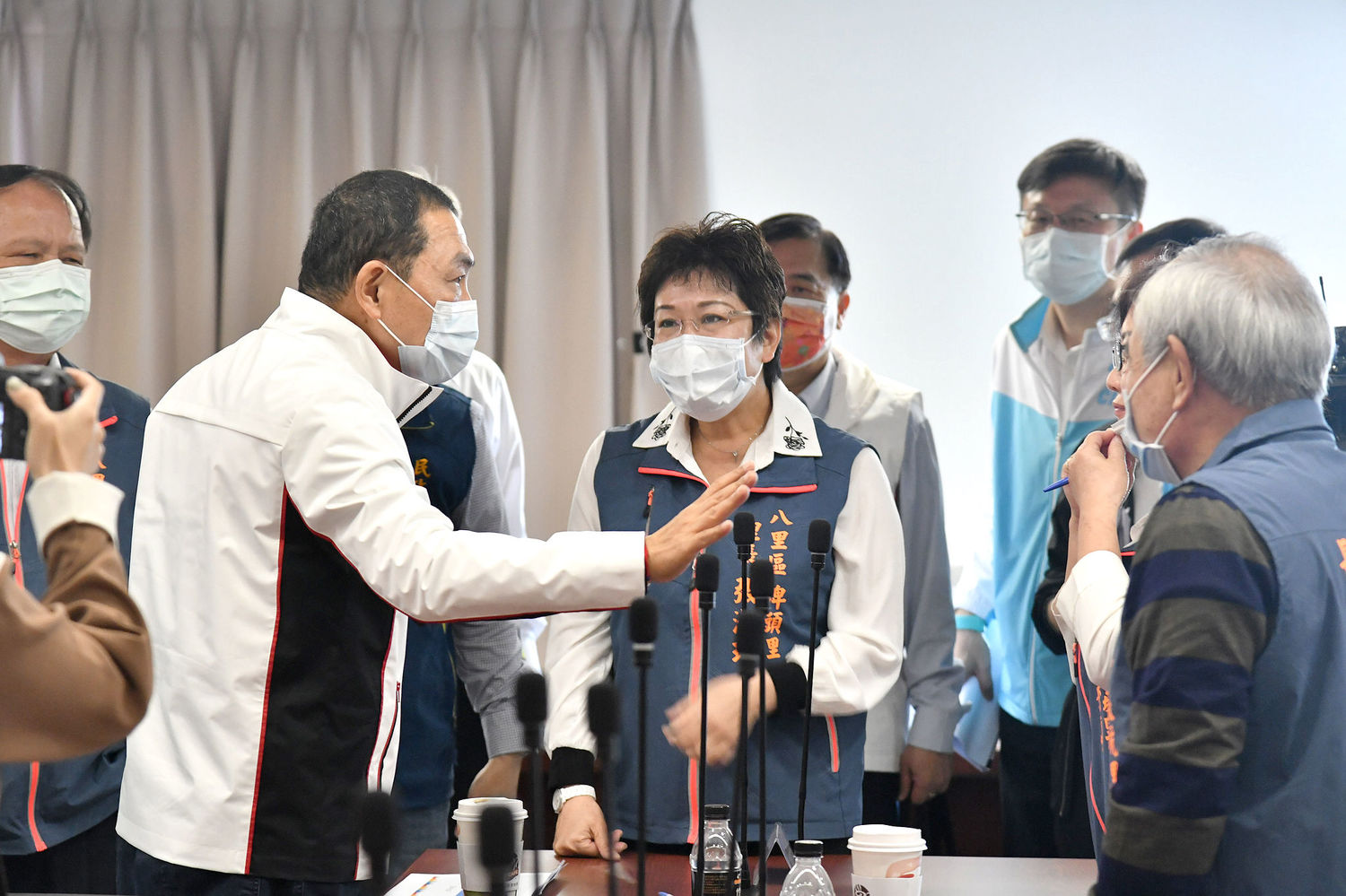侯友宜感謝里長反映地方大小事。 圖:新北市新聞局提供 侯友宜感謝里長反映地方大小事。 圖:新北市新聞局提供