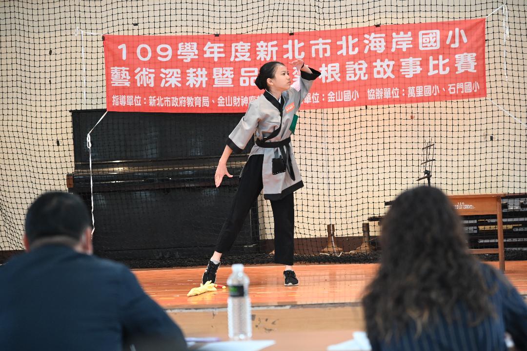 參賽的小朋使出渾身解數,把故事說得生動有趣。圖為金山國小張紋涵(獲高年級組甲等 )。 圖:新北市教育局提供 參賽的小朋使出渾身解數,把故事說得生動有趣。圖為金山國小張紋涵(獲高年級組甲等 )。 圖:新北市教育局提供