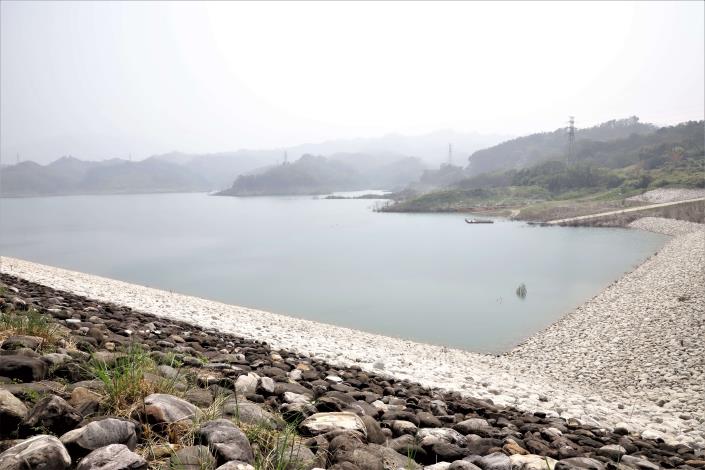 湖山水庫蓄水率已下降為48.47%,目前水位約196.1公尺,有效蓄水量為2,434萬噸。 圖:雲林縣政府提供 湖山水庫蓄水率已下降為48.47%,目前水位約196.1公尺,有效蓄水量為2,434萬噸。 圖:雲林縣政府提供
