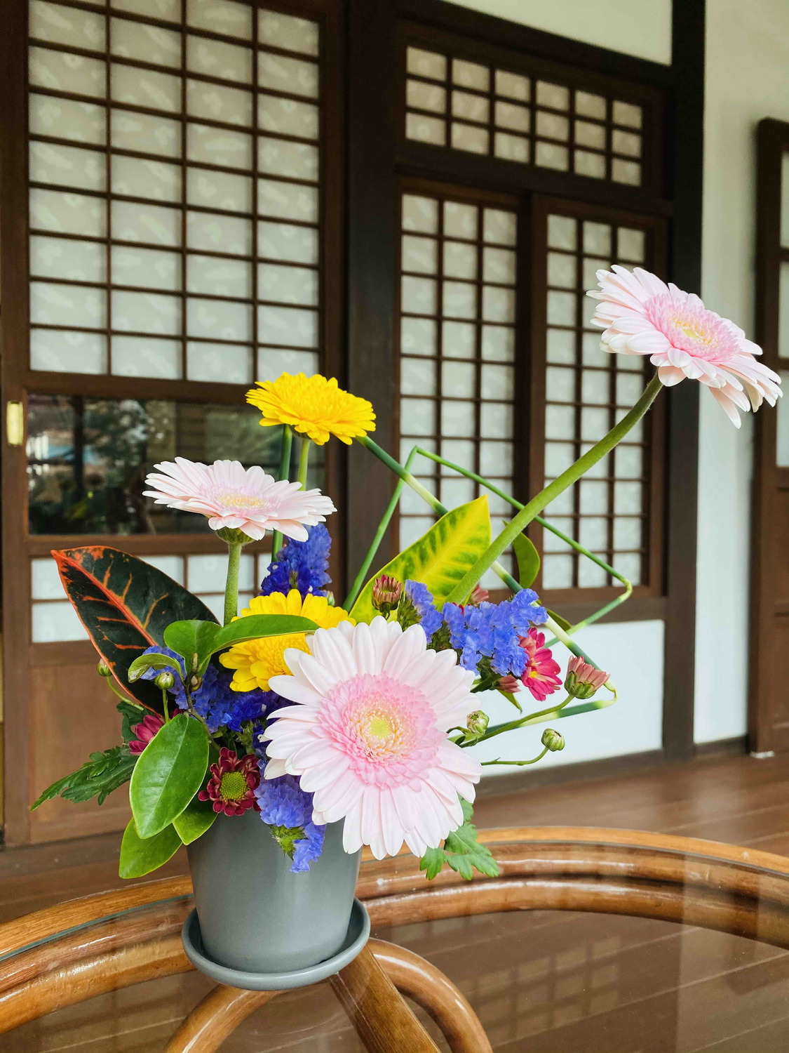花藝作品加入在地植物含笑花及變葉木,不但應景又增添不少古蹟味。 圖:淡水古蹟博物館提供 花藝作品加入在地植物含笑花及變葉木,不但應景又增添不少古蹟味。 圖:淡水古蹟博物館提供