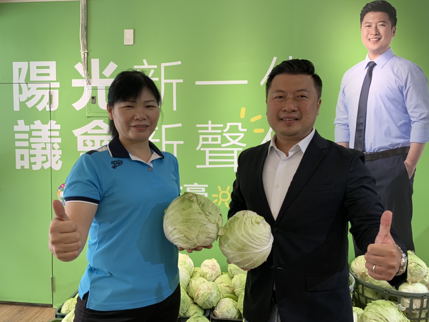 張志豪在新北市議會本會期擔任黨團幹事長,與同僚發動助農活動。 圖:張志豪服務處提供 張志豪在新北市議會本會期擔任黨團幹事長,與同僚發動助農活動。 圖:張志豪服務處提供