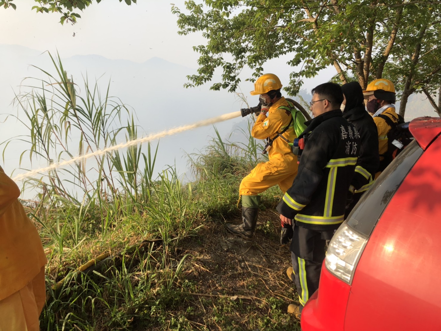 火場現場地形陡峭救火不易,消防人員全力灌救。 圖:嘉義林管處/提供 火場現場地形陡峭救火不易,消防人員全力灌救。 圖:嘉義林管處/提供