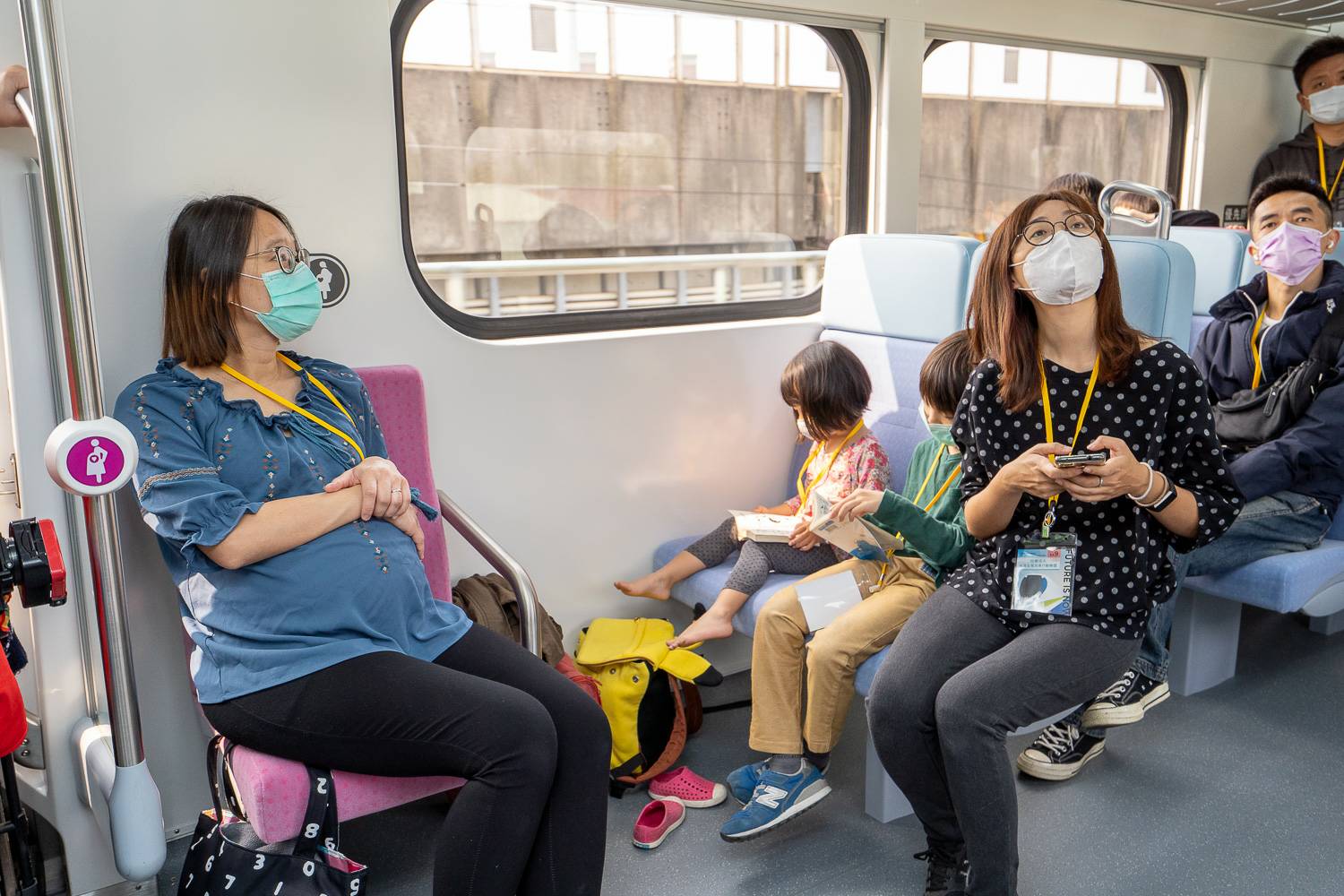 列車的客室內走道不設置中央立柱,方便使用輪椅或嬰兒車的旅客移動及進出。 圖:台鐵/提供 列車的客室內走道不設置中央立柱,方便使用輪椅或嬰兒車的旅客移動及進出。 圖:台鐵/提供