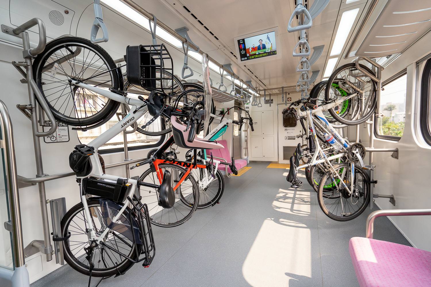 直立式自行車架設計相較於水平放置式,更增加車內旅客的活動空間。 圖:台鐵/提供 直立式自行車架設計相較於水平放置式,更增加車內旅客的活動空間。 圖:台鐵/提供