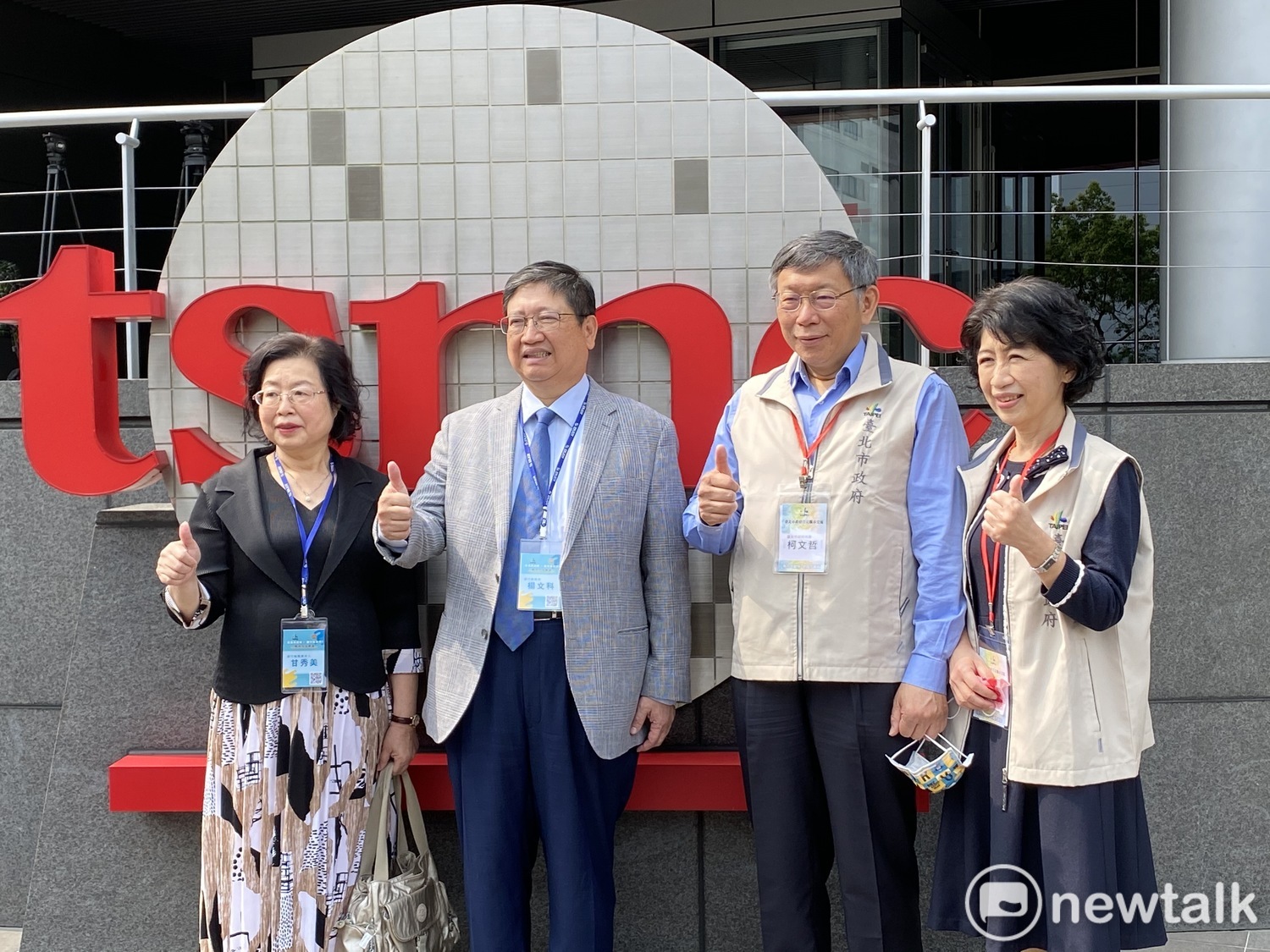 新竹縣長楊文科(左2)及其夫人甘秀美(左1),台北市長柯文哲(右2)及其夫人陳佩琪(右1)。 圖:周煊惠 / 攝 新竹縣長楊文科(左2)及其夫人甘秀美(左1),台北市長柯文哲(右2)及其夫人陳佩琪(右1)。 圖:周煊惠 / 攝