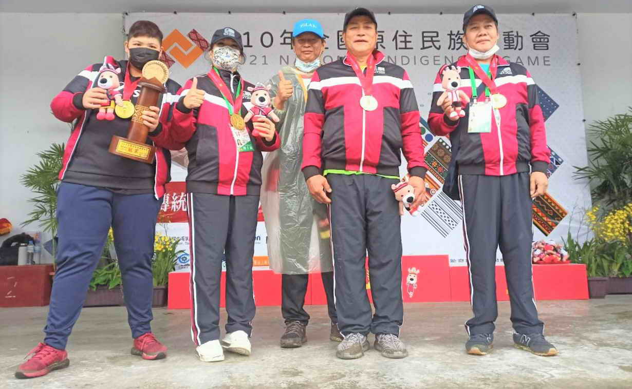 新北市公開男女混合組傳統擲矛團體賽奪金牌。 圖:新北市原民局提供 新北市公開男女混合組傳統擲矛團體賽奪金牌。 圖:新北市原民局提供