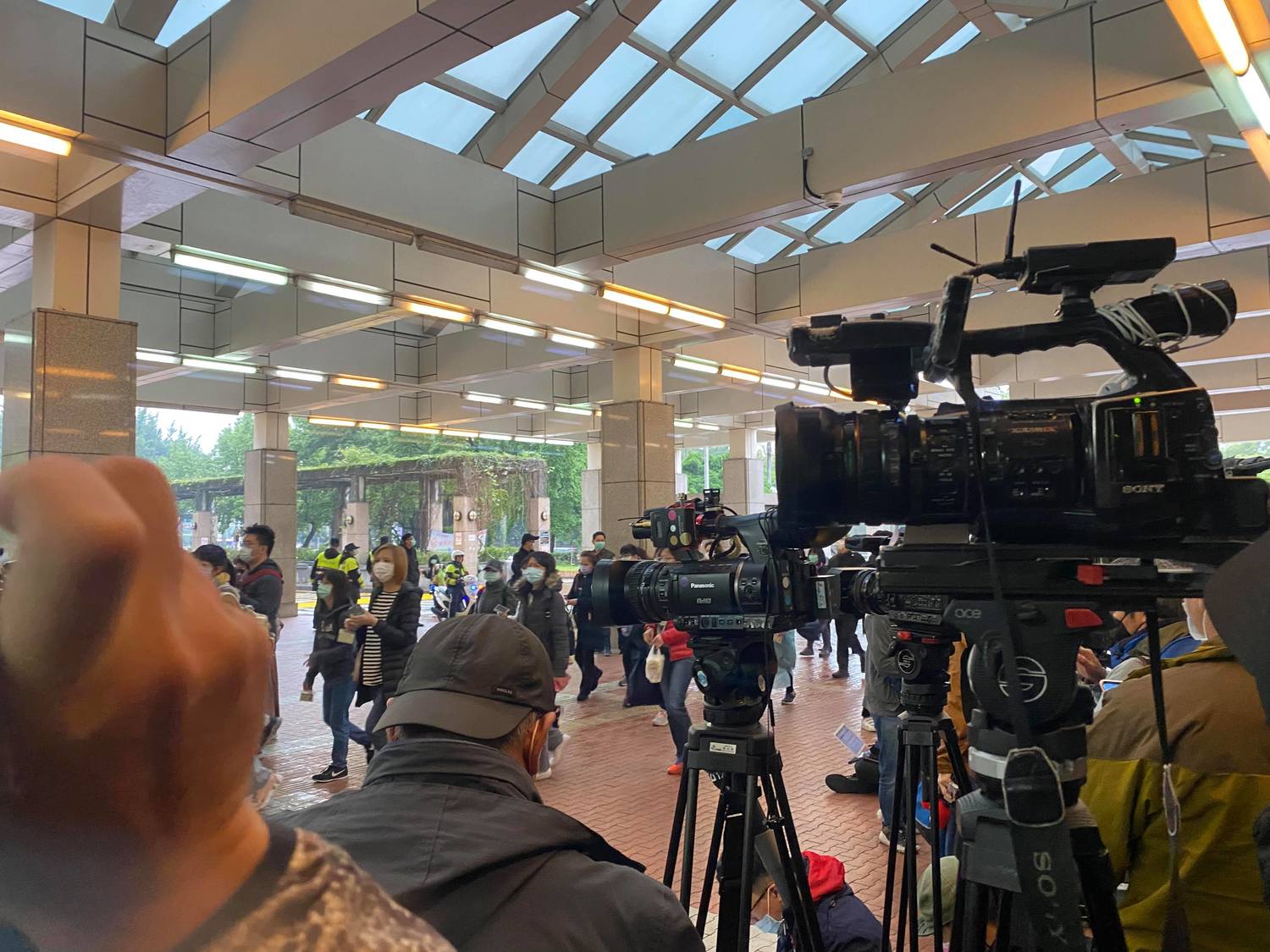 台大醫院外今晨便集結了各路媒體,等待蘇貞昌院長與陳時中到台大施打到台首批AZ疫苗。 圖:曾郡秋/攝 台大醫院外今晨便集結了各路媒體,等待蘇貞昌院長與陳時中到台大施打到台首批AZ疫苗。 圖:曾郡秋/攝