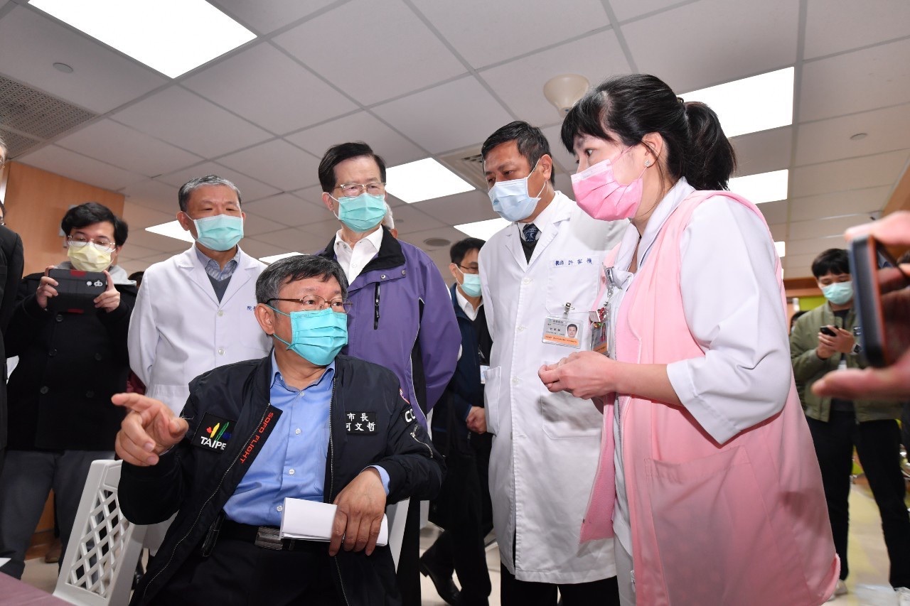 台北市長柯文哲今日上午前往和平醫院視察首日AZ疫苗醫護人員施打情況。 圖:台北市政府 / 提供 台北市長柯文哲今日上午前往和平醫院視察首日AZ疫苗醫護人員施打情況。 圖:台北市政府 / 提供