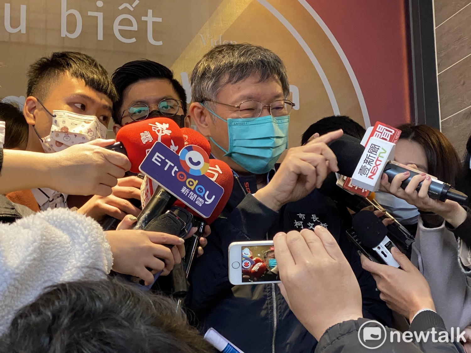 台北市長柯文哲上午出席西松高中IB國際文憑學校揭牌,並受訪談及視察醫護人員施打疫苗情況。 圖:周煊惠 / 攝 台北市長柯文哲上午出席西松高中IB國際文憑學校揭牌,並受訪談及視察醫護人員施打疫苗情況。 圖:周煊惠 / 攝