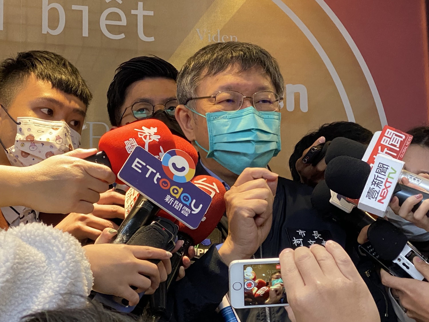 台北市長柯文哲上午於西松高中IB國際文憑學校揭牌,會前接受媒體聯訪。 圖:周煊惠 / 攝 台北市長柯文哲上午於西松高中IB國際文憑學校揭牌,會前接受媒體聯訪。 圖:周煊惠 / 攝