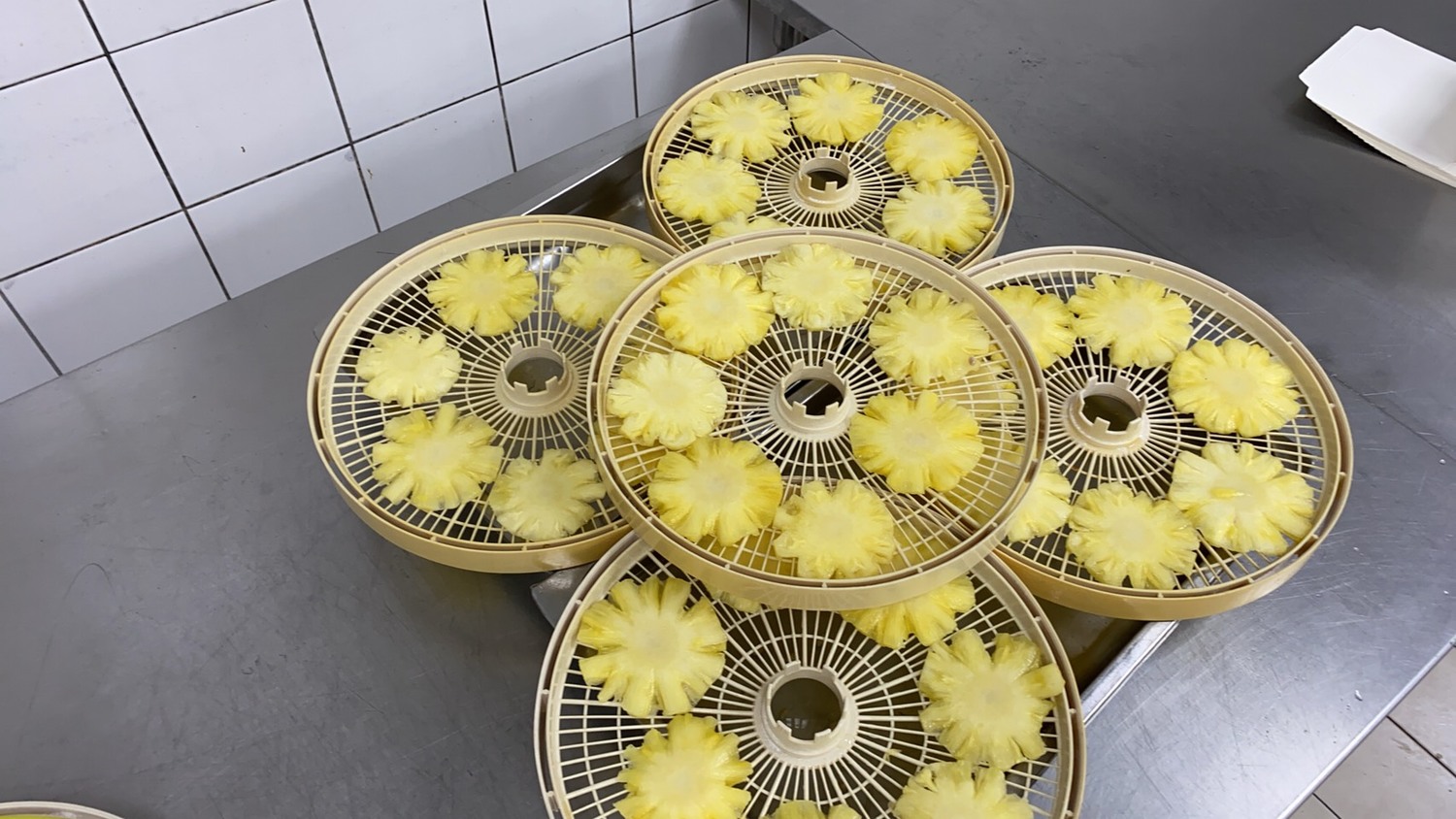 首賣當日買1個特色便當,送主廚手作限定天然鳳梨果乾1片。 圖:台鐵局/提供 首賣當日買1個特色便當,送主廚手作限定天然鳳梨果乾1片。 圖:台鐵局/提供