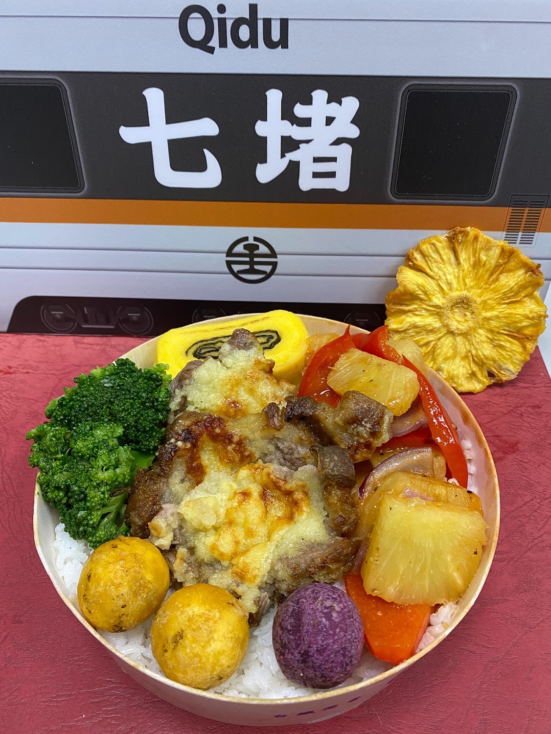 「黃金梅花豬排」特色便當今(22)日正式開賣,每日限量50個。 圖:台鐵局/提供 「黃金梅花豬排」特色便當今(22)日正式開賣,每日限量50個。 圖:台鐵局/提供
