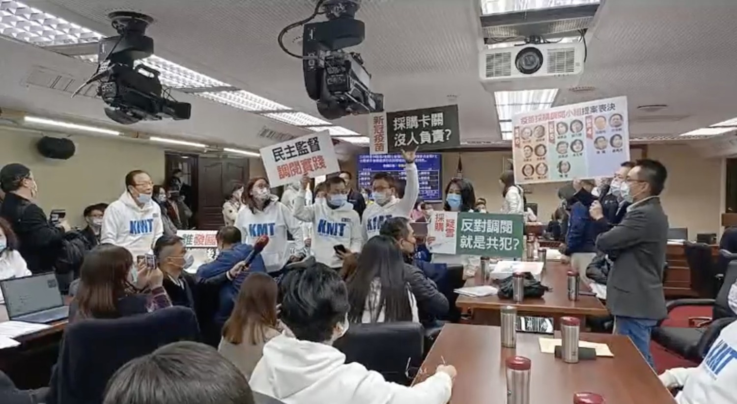國民黨團指出,「民進黨團企圖阻擋立法院衛環委員會成立疫苗採購調閱小組,想以多數暴力否決上次會議議事錄。」 圖:取自國民黨團臉書 國民黨團指出,「民進黨團企圖阻擋立法院衛環委員會成立疫苗採購調閱小組,想以多數暴力否決上次會議議事錄。」 圖:取自國民黨團臉書