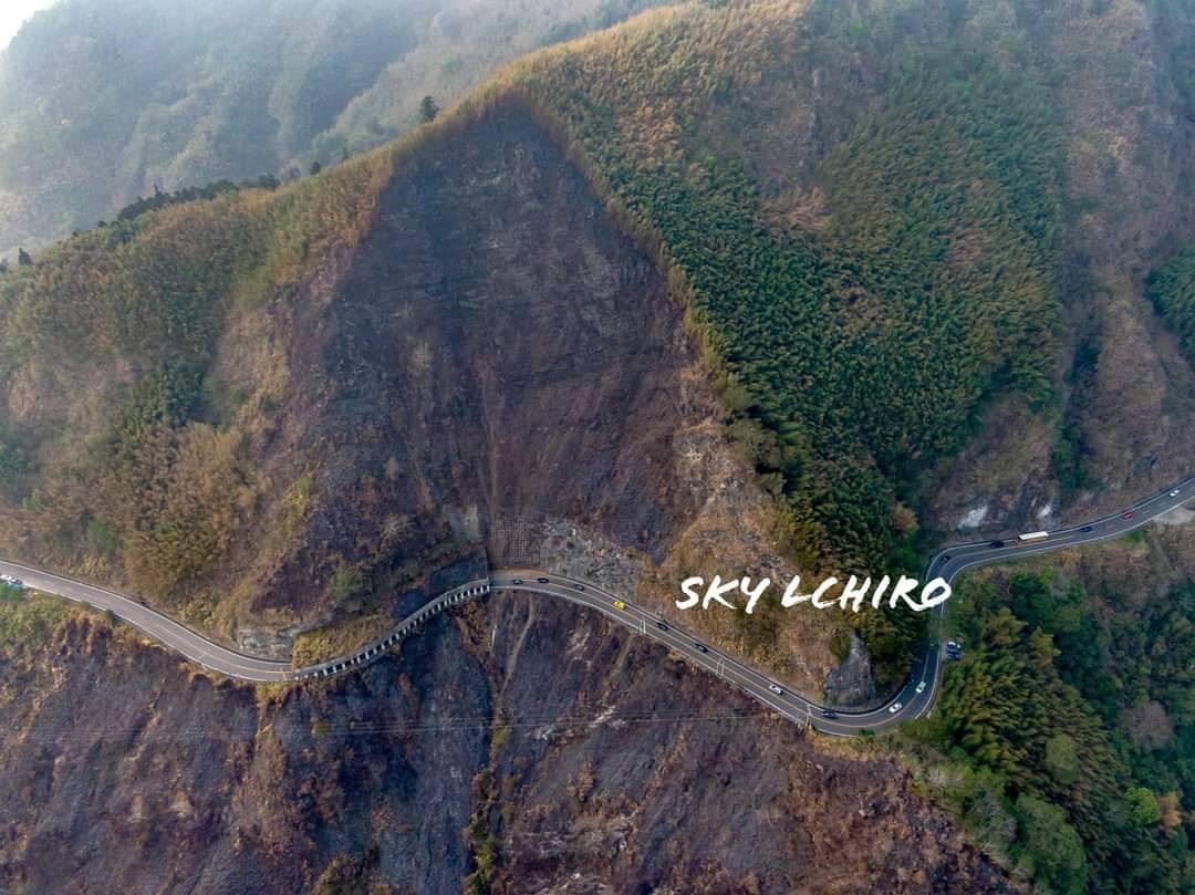 阿里山森林大火延燒97個小時,從空中俯瞰可見山林被燒得一片光禿。 圖:大雄空拍攝影團隊Sky Ichiro提供 阿里山森林大火延燒97個小時,從空中俯瞰可見山林被燒得一片光禿。 圖:大雄空拍攝影團隊Sky Ichiro提供