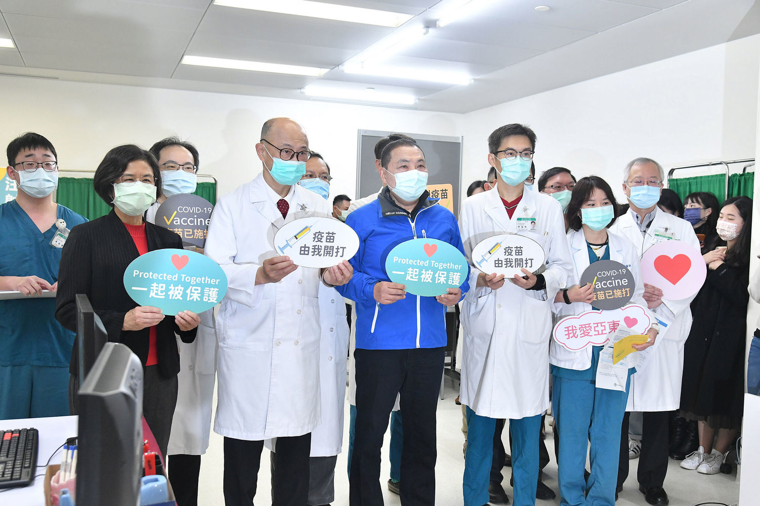 侯友宜盼醫護人員都能儘早完成疫苗接種。 圖:新北市新聞局提供 侯友宜盼醫護人員都能儘早完成疫苗接種。 圖:新北市新聞局提供