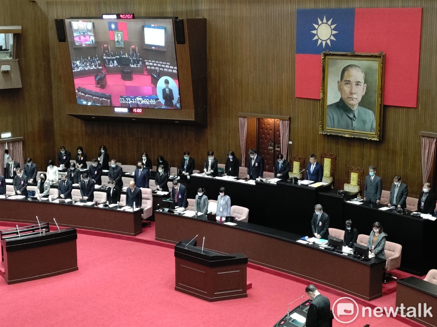 立法院為發生空難的空軍飛官默禱、默哀。 圖:黃建豪/攝 立法院為發生空難的空軍飛官默禱、默哀。 圖:黃建豪/攝