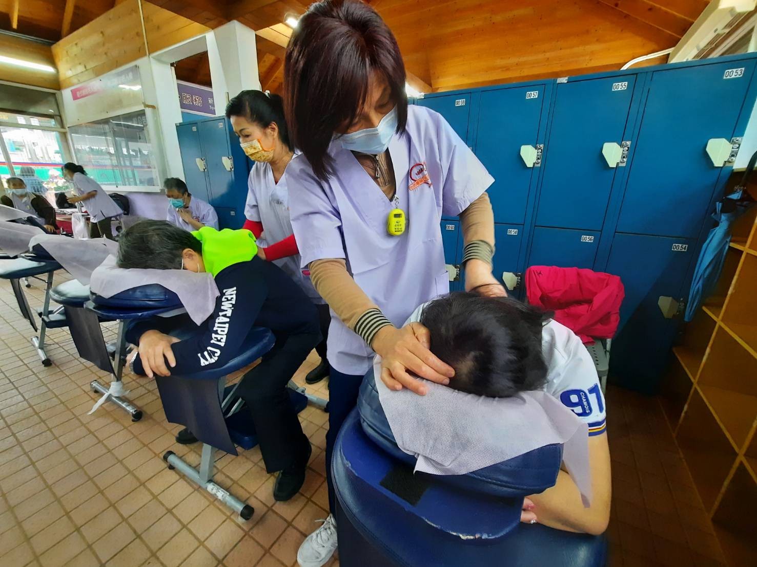 場上選手們揮灑汗水,場邊按摩師各個使出專業本領展現手上真功夫,助參賽選手們奪得佳績。 圖:新北市勞工局提供 場上選手們揮灑汗水,場邊按摩師各個使出專業本領展現手上真功夫,助參賽選手們奪得佳績。 圖:新北市勞工局提供