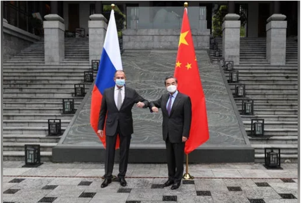 中國外交部長王毅和俄國外交部長拉夫羅夫（Sergey Lavrov）23日發表關於當前全球治理問題的中俄聯合聲明 圖：翻攝自中國外交部官網
