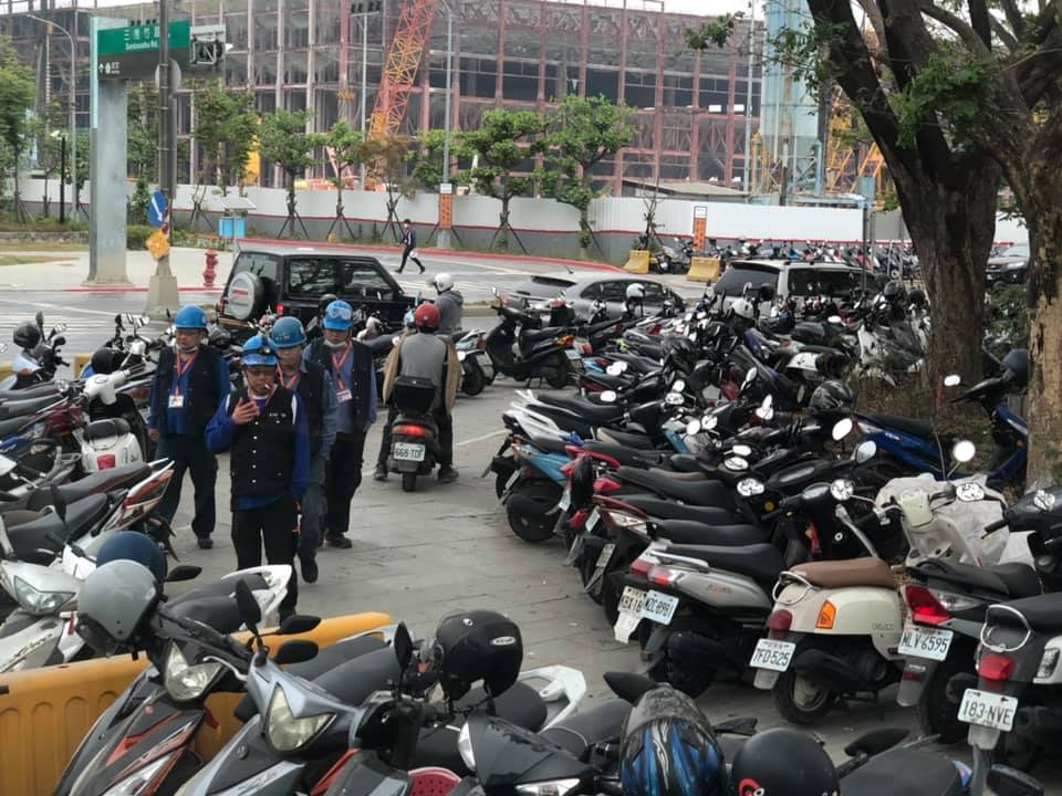 謝金河則臉書分享南科八路、南科九路上,台積電正式動土的3奈米廠區,路邊停滿摩托車,工人穿梭在土地。 圖:翻攝自謝金河臉書 謝金河則臉書分享南科八路、南科九路上,台積電正式動土的3奈米廠區,路邊停滿摩托車,工人穿梭在土地。 圖:翻攝自謝金河臉書