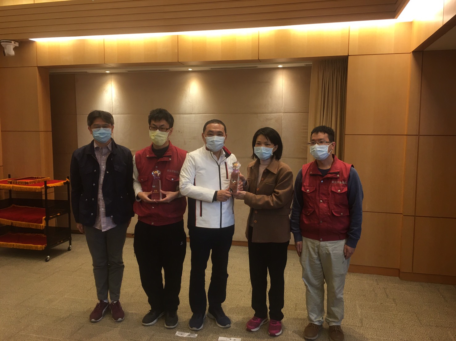 新北市動保處長楊淑方在市政會議上獻獎,市長侯友宜肯定同仁們努力,攜手共創動物友善都市。 圖:新北市動保處提供 新北市動保處長楊淑方在市政會議上獻獎,市長侯友宜肯定同仁們努力,攜手共創動物友善都市。 圖:新北市動保處提供