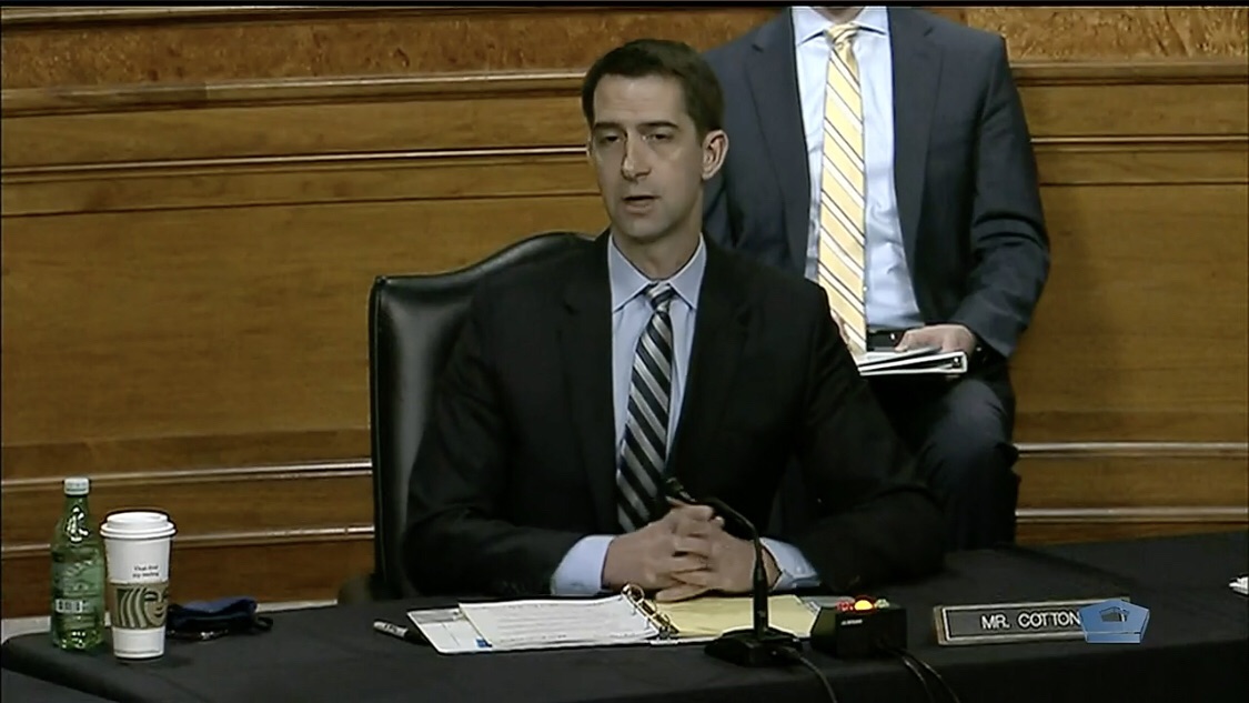 美國共和黨鷹派參議員柯頓(Tom Cotton)。 圖 : 翻攝自美國海軍官方推特 美國共和黨鷹派參議員柯頓(Tom Cotton)。 圖 : 翻攝自美國海軍官方推特