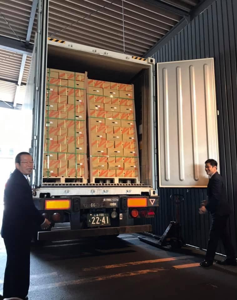 謝長廷開箱台灣鳳梨貨櫃 圖:擷取自臉書 謝長廷開箱台灣鳳梨貨櫃 圖:擷取自臉書