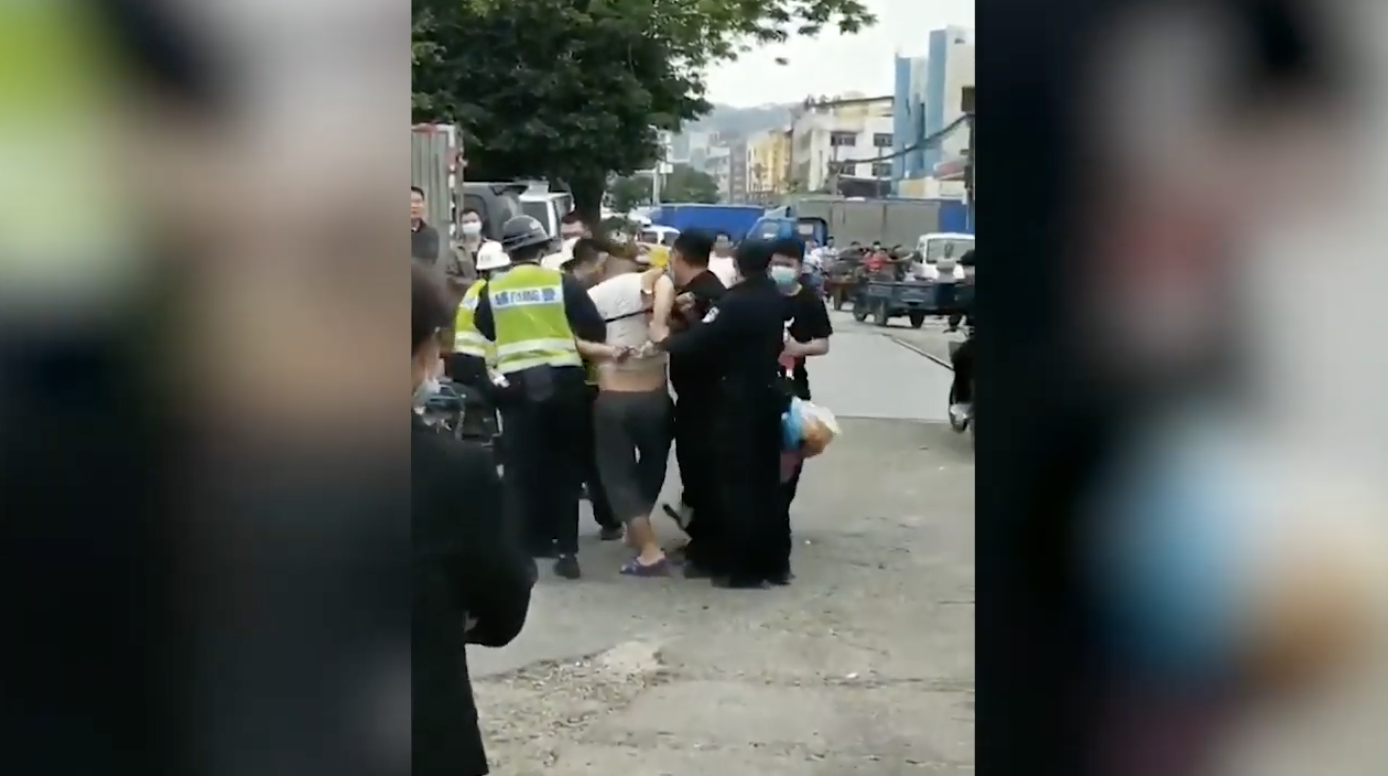 中國機車經銷商指出,在微信有看見警方在扣押車輛的過程野蠻粗暴,導致民眾受傷。 圖:翻攝自YouTube 中國機車經銷商指出,在微信有看見警方在扣押車輛的過程野蠻粗暴,導致民眾受傷。 圖:翻攝自YouTube