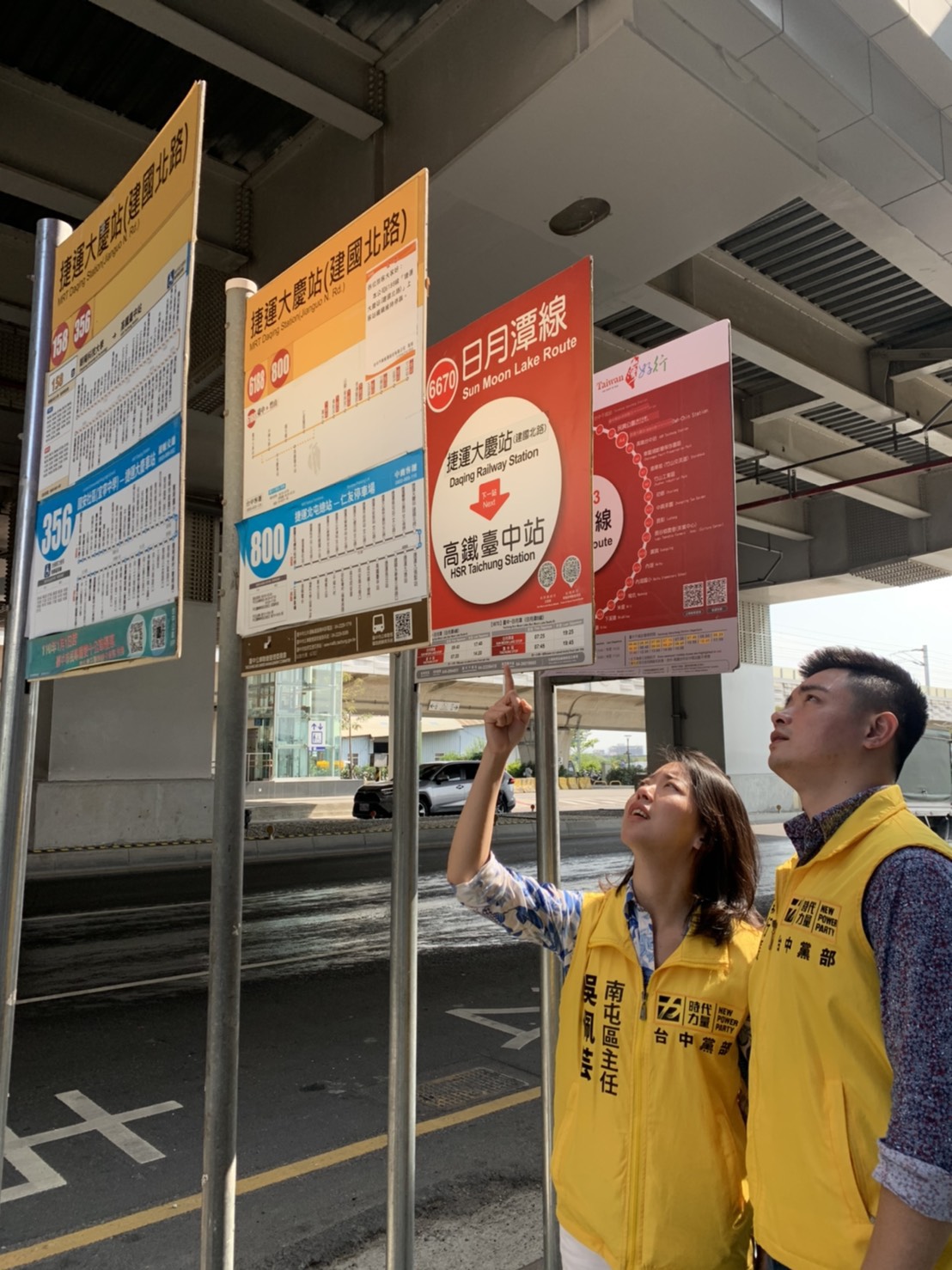 這麼小的空間要看清楚站牌資訊相當困難。 時力台中黨部/提供 這麼小的空間要看清楚站牌資訊相當困難。 時力台中黨部/提供