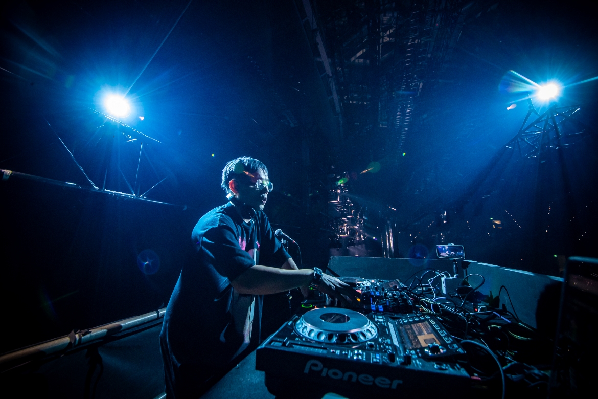 DJ Mykal a.k.a. 林哲儀為高流測試場暖身。 圖:高雄市政府/提供 DJ Mykal a.k.a. 林哲儀為高流測試場暖身。 圖:高雄市政府/提供