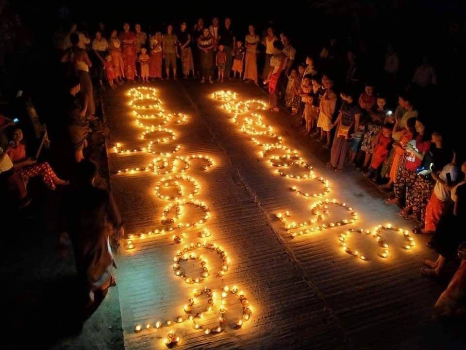 上週末27日適逢當地軍人節,卻成為軍隊大開殺戒一天,單日不僅上百人死於槍下,更讓上千人被迫逃往鄰國泰國。 圖 : 翻攝自推特(示意圖) 上週末27日適逢當地軍人節,卻成為軍隊大開殺戒一天,單日不僅上百人死於槍下,更讓上千人被迫逃往鄰國泰國。 圖 : 翻攝自推特(示意圖)