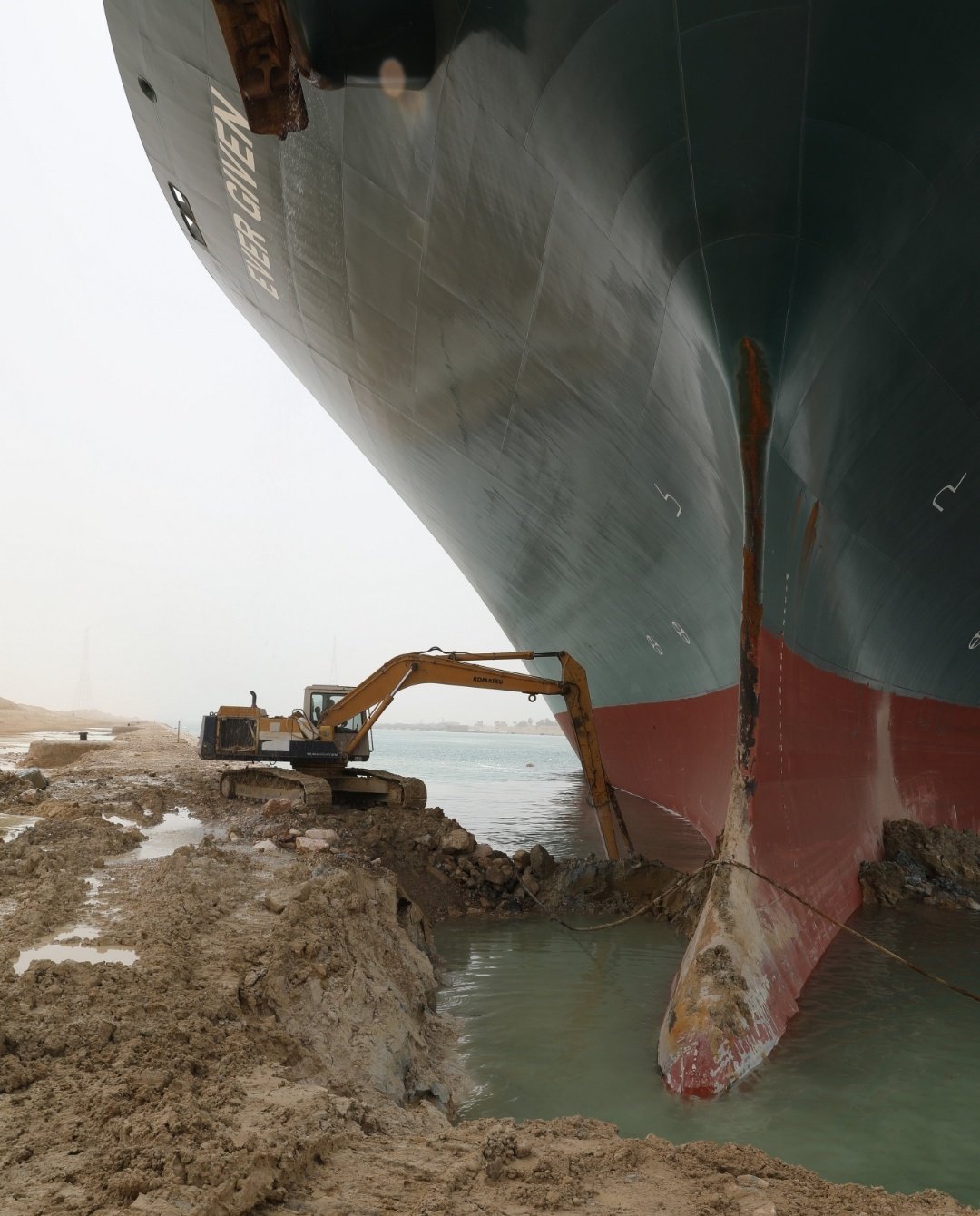 「以小博大」怪手司機在全球爆紅。 圖/翻攝自Guy With The Digger At Suez Canal (@SuezDiggerGuy) 推特 「以小博大」怪手司機在全球爆紅。 圖/翻攝自Guy With The Digger At Suez Canal (@SuezDiggerGuy) 推特