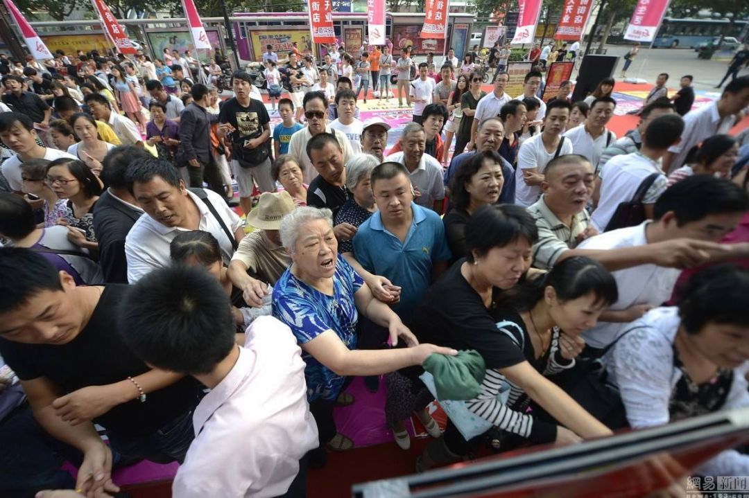 中國「大爺大媽」貪小便宜行徑,從廉價的蔬菜、雞蛋、礦泉水等,擴大到了座位、地盤,以及任何看似讓人有機可乘的公共資源。 圖:翻攝自網路(示意圖) 中國「大爺大媽」貪小便宜行徑,從廉價的蔬菜、雞蛋、礦泉水等,擴大到了座位、地盤,以及任何看似讓人有機可乘的公共資源。 圖:翻攝自網路(示意圖)