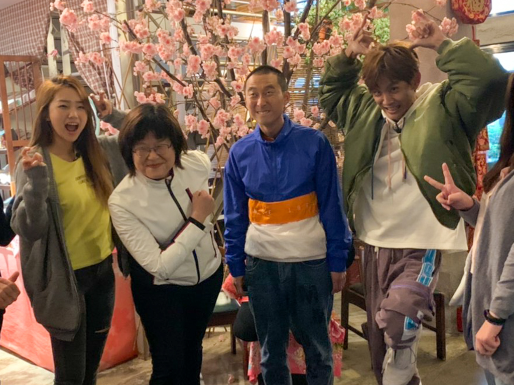 4月5日前到「來趣新北金發局」FB搜尋「#青春山海線」貼文,完成任務,可以抽「鬧著玩」主持人浩子、阿翔、永烈、Jessie的簽名照。 圖:新北市經發局 / 提供 4月5日前到「來趣新北金發局」FB搜尋「#青春山海線」貼文,完成任務,可以抽「鬧著玩」主持人浩子、阿翔、永烈、Jessie的簽名照。 圖:新北市經發局 / 提供