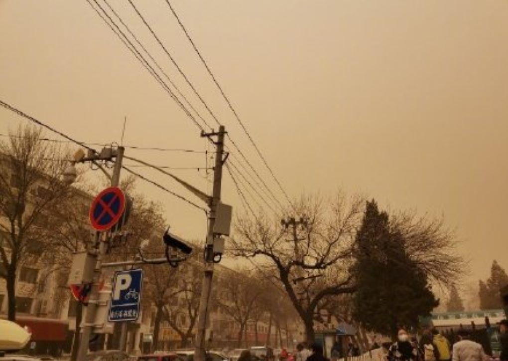 中國北京今日再迎沙塵暴來襲,中央氣象台發布黃色預警,北京市生態環境監測中心指出,北京市今早7時PM10濃度均值為2000微克每立方米以上,達6級嚴重空氣污染。 圖:翻攝自微博 中國北京今日再迎沙塵暴來襲,中央氣象台發布黃色預警,北京市生態環境監測中心指出,北京市今早7時PM10濃度均值為2000微克每立方米以上,達6級嚴重空氣污染。 圖:翻攝自微博