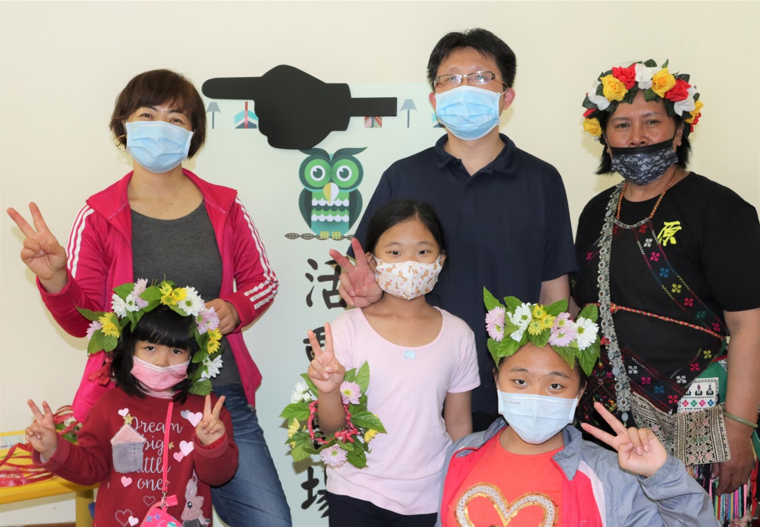 林口族語書屋3月27日試營運,「祈福榮耀-原住民花環」活動後劉爸爸(右二)說一定要合影留念,表示活動有趣又能學到原住民族文化。 圖:新北市原民局提供 林口族語書屋3月27日試營運,「祈福榮耀-原住民花環」活動後劉爸爸(右二)說一定要合影留念,表示活動有趣又能學到原住民族文化。 圖:新北市原民局提供